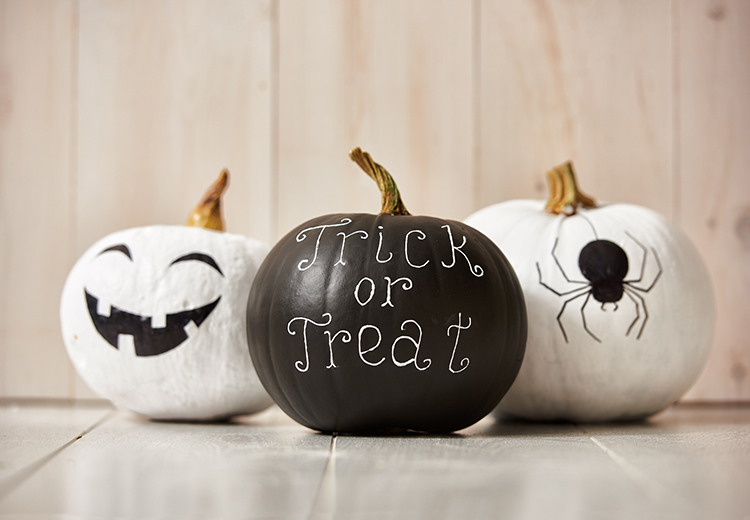 Halloweenpumpor i vitt och svart Foto: Getty Images